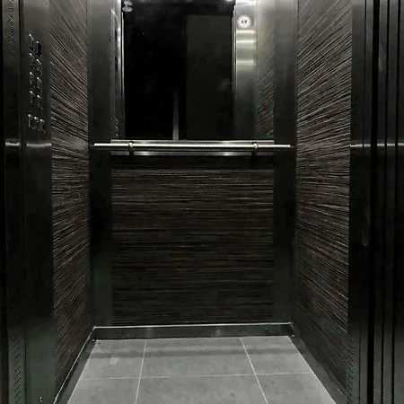 Проживание в семье F10 3, Private Two Single Beds Shared Bathroom In Shared Flat