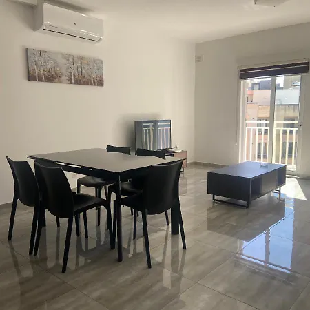 Проживание в семье F10 3, Private Two Single Beds Shared Bathroom In Shared Flat Мсида
