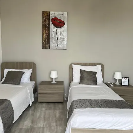 F10 3, Private Two Single Beds Shared Bathroom In Shared Flat Habitación en casa particular *