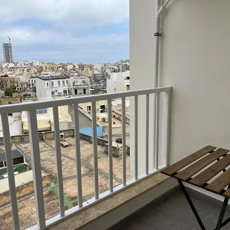 Проживание в семье F10 3, Private Two Single Beds Shared Bathroom In Shared Flat Мсида