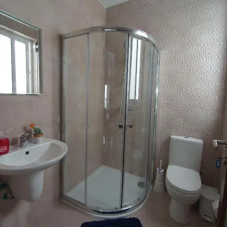 F10 3, Private Two Single Beds Shared Bathroom In Shared Flat Habitación en casa particular *