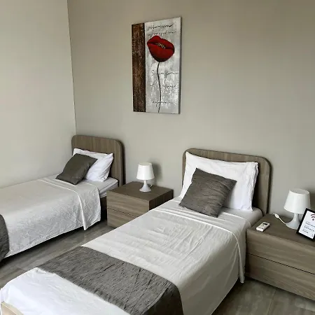 F10 3, Private Two Single Beds Shared Bathroom In Shared Flat