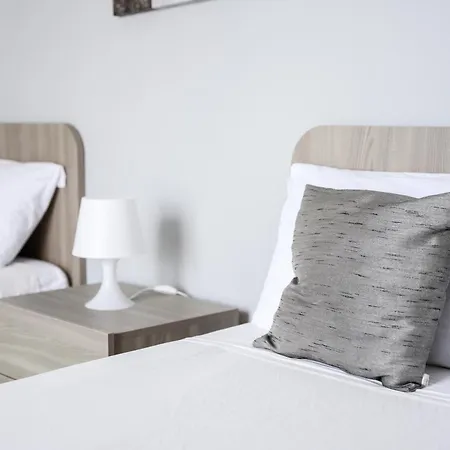 F10 3, Private Two Single Beds Shared Bathroom In Shared Flat Gazde/Camere de închiriat