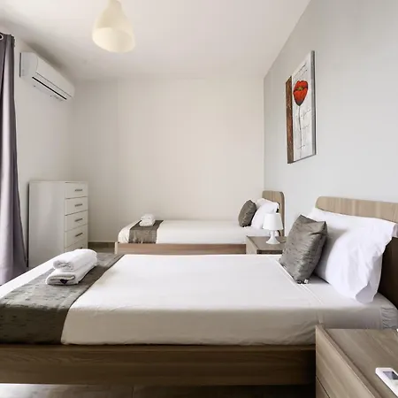 F10 3, Private Two Single Beds Shared Bathroom In Shared Flat