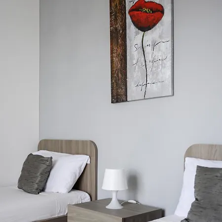 Gazde/Camere de închiriat F10 3, Private Two Single Beds Shared Bathroom In Shared Flat *