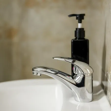 F10 3, Private Two Single Beds Shared Bathroom In Shared Flat Gazde/Camere de închiriat Msida
