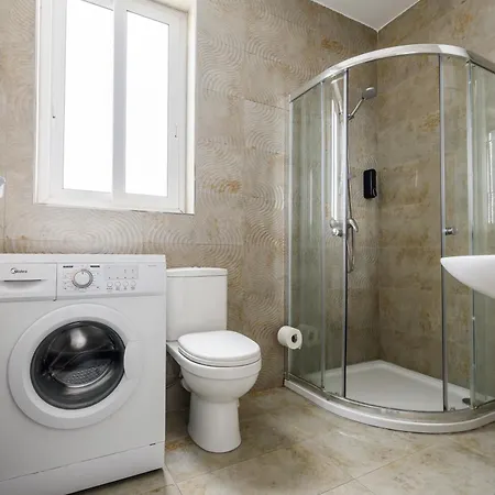F10 3, Private Two Single Beds Shared Bathroom In Shared Flat *