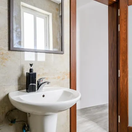 Gazde/Camere de închiriat F10 3, Private Two Single Beds Shared Bathroom In Shared Flat