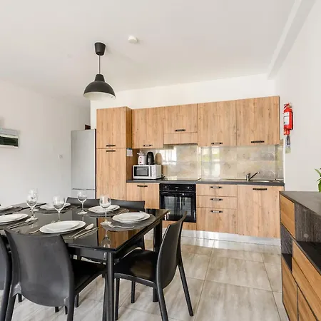 Gazde/Camere de închiriat F10 3, Private Two Single Beds Shared Bathroom In Shared Flat *