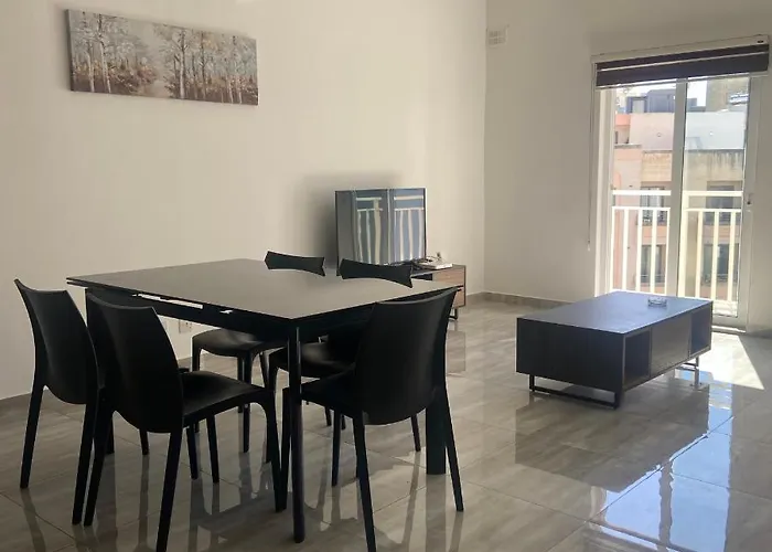 Δωμάτια σε οικογενειακή κατοικία F10 3, Private Two Single Beds Shared Bathroom In Shared Flat Msida