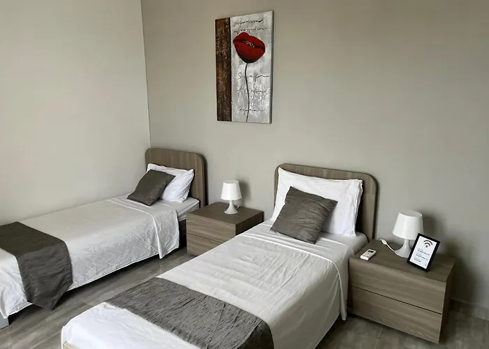 F10 3, Private Two Single Beds Shared Bathroom In Shared Flat