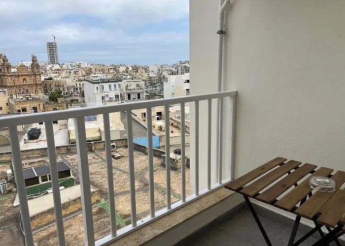Δωμάτια σε οικογενειακή κατοικία F10 3, Private Two Single Beds Shared Bathroom In Shared Flat Msida